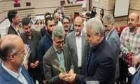 اهدای گل به پزشکان توسط استاندار گیلان 