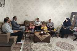 عیادت مدیر شبکه بهداشت لاهیجان از خبرنگار پیشکسوت در روز خبرنگار